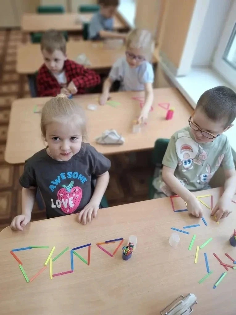 Математика — это весело! Считаем, строим и фантазируем с помощью палочек ✨🔢  В нашем детском саду пр