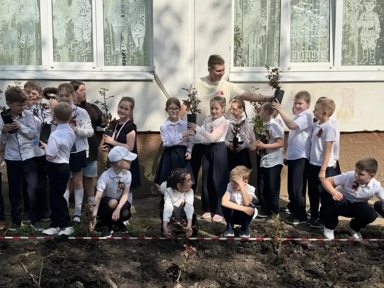 🌹 Акция «Росток в будущее»: 11-й класс заложил основу, первоклассники продолжат заботу! 🌹  Сегодня в