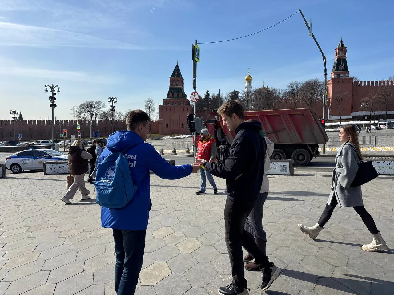 Ленты российского триколора в центре столицы ⚡  В Москве Волонтёры Победы вышли на центральные улицы