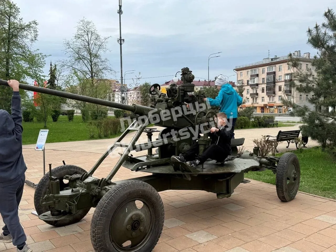 В Центральном парке Люберец на 9 Мая устроили выставку военной техники под открытым небом.  Главный 
