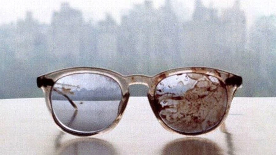 Очки Джона Леннона, которые были на нём в день убийства, 1980 год.