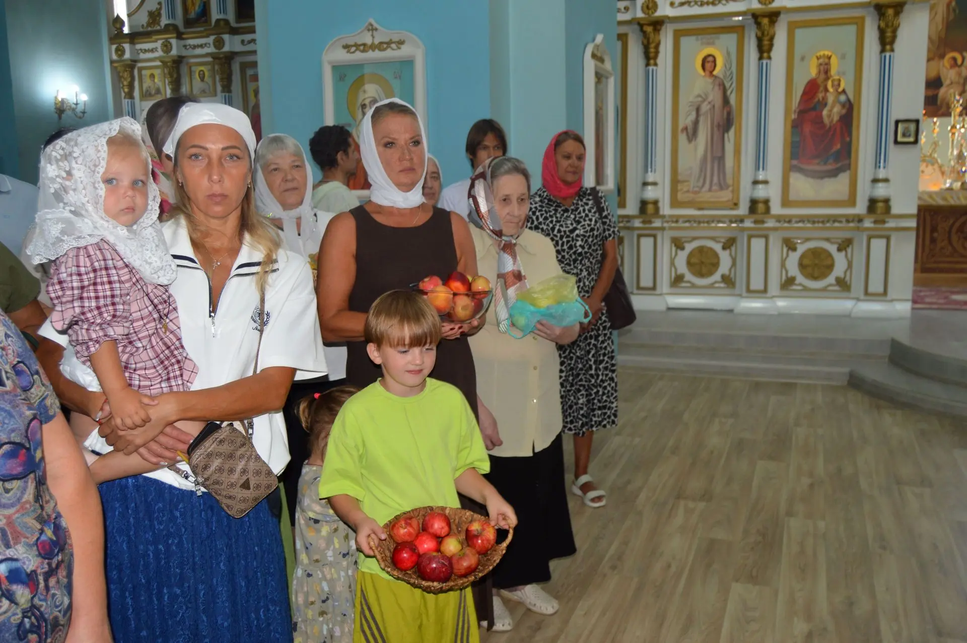 Яблочный Спас в храмах: верующие приняли участие в богослужениях и чине освящения плодов