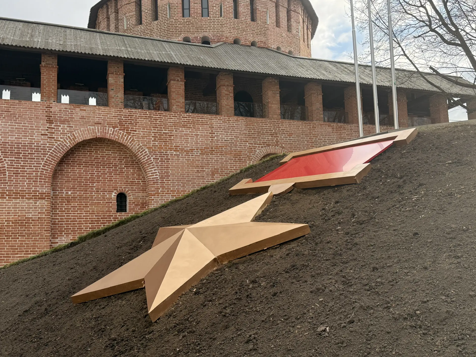 Обновили звезду города-героя у Громовой башни и подготовили центральную клумбу к высадке цветов. Сам