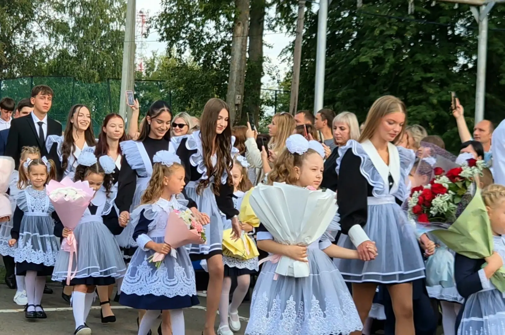 Сегодня, 1 сентября, в нашей школе состоялась торжественная линейка. Собрались ученики,...