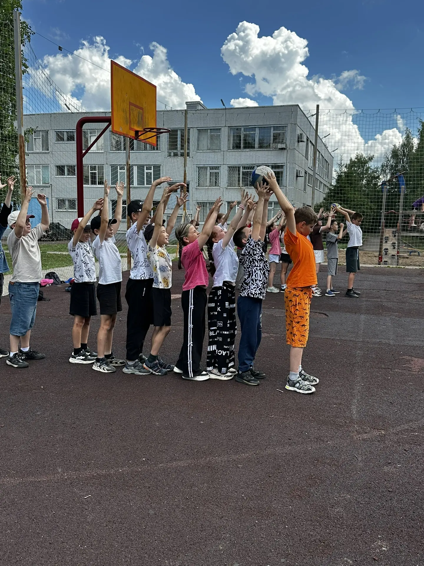 Сегодня в нашем пришкольном лагере ребята под руководством Бармаковой Ларисы Леонидовны активно пока