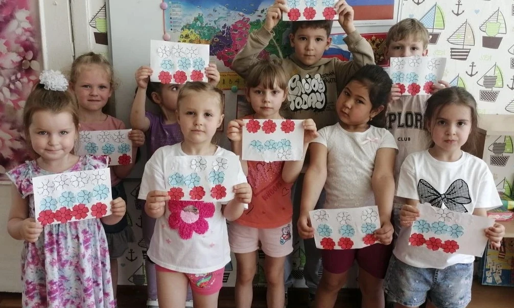 12 июня — праздник настаёт,
Сердце радостью и гордостью поёт.
С Днём России, люди, с праздником, дру