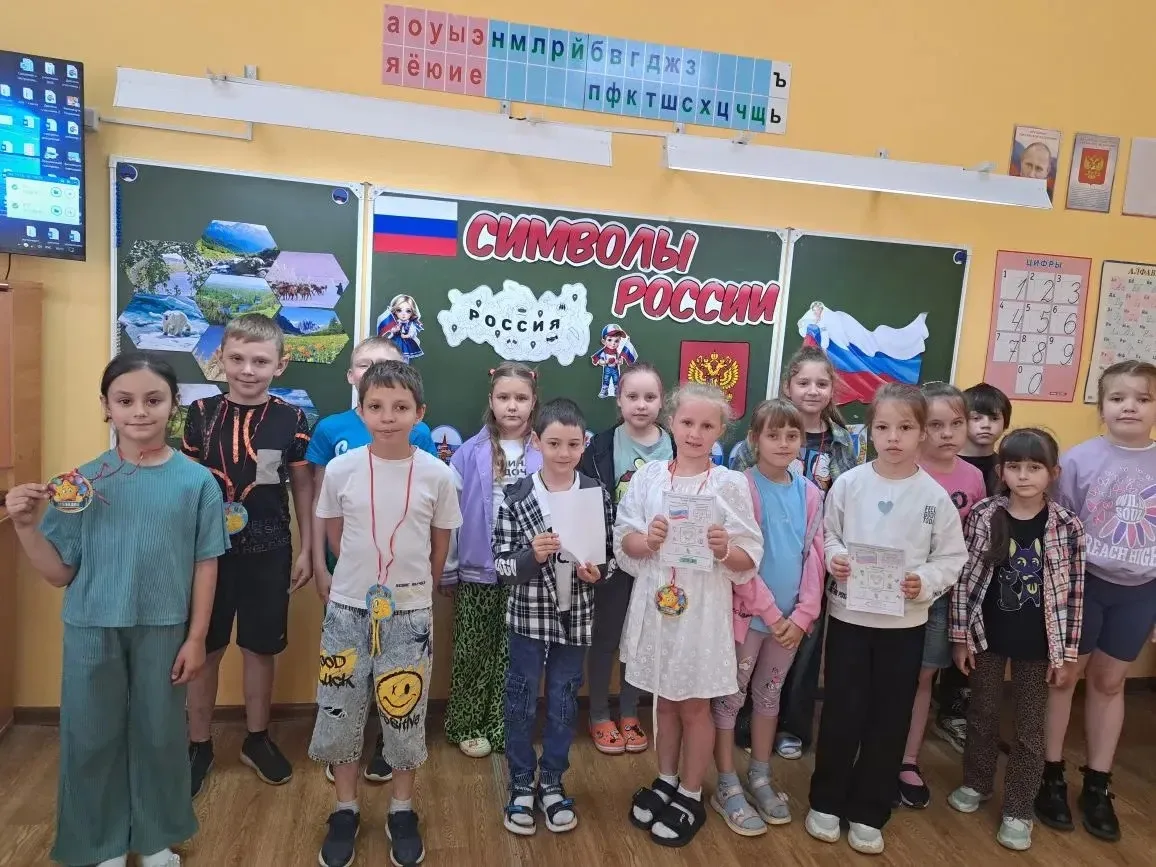 Сегодня в нашем пришкольном лагере прошло увлекательное мероприятие «Символы России»!