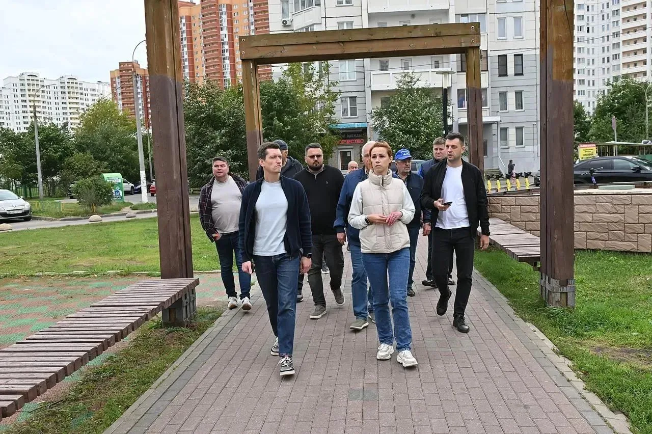 Депутат Совета депутатов Андрей Филимонов и его помощник Михаил Исаков приняли участие ...