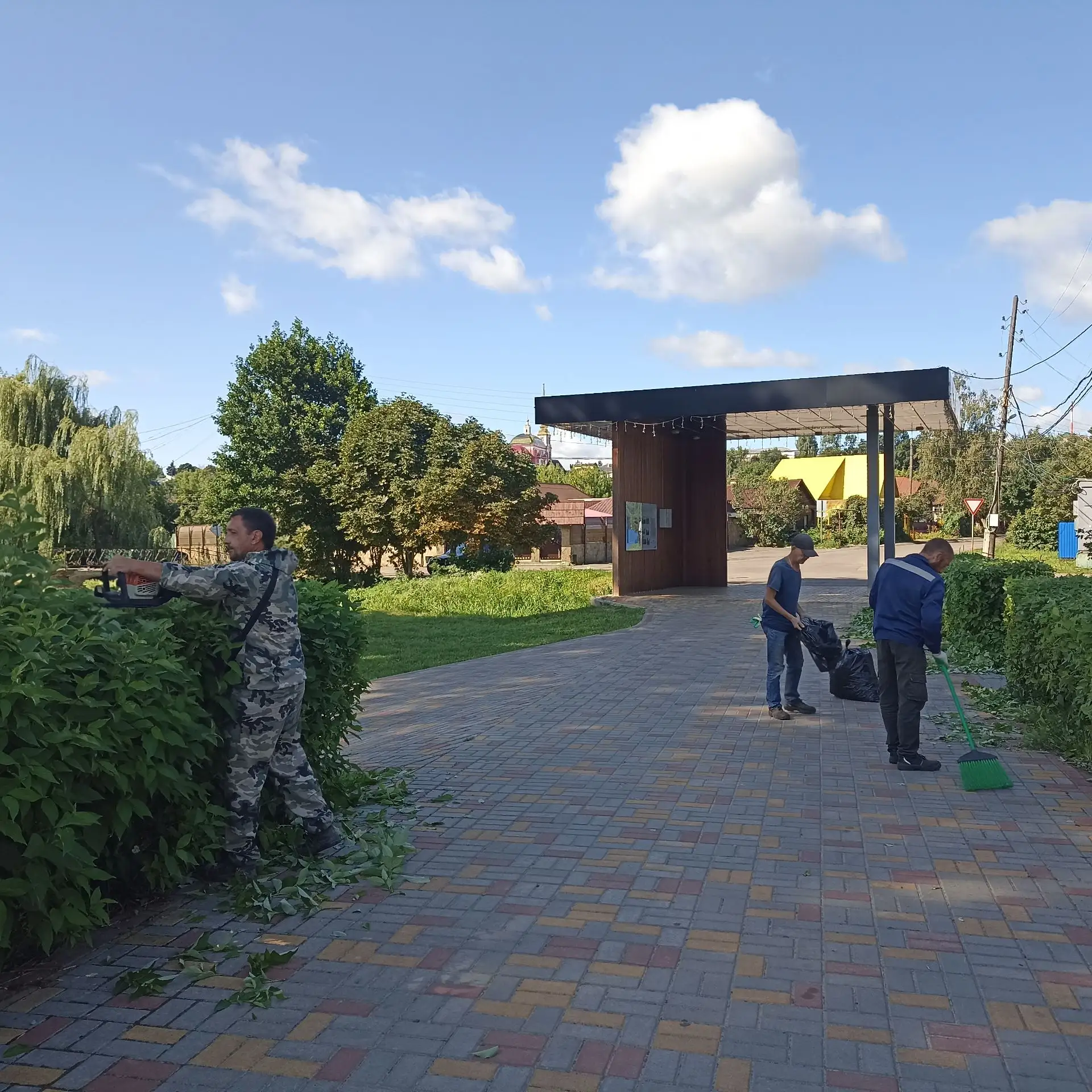 Обрезка кустарников в городских парках.