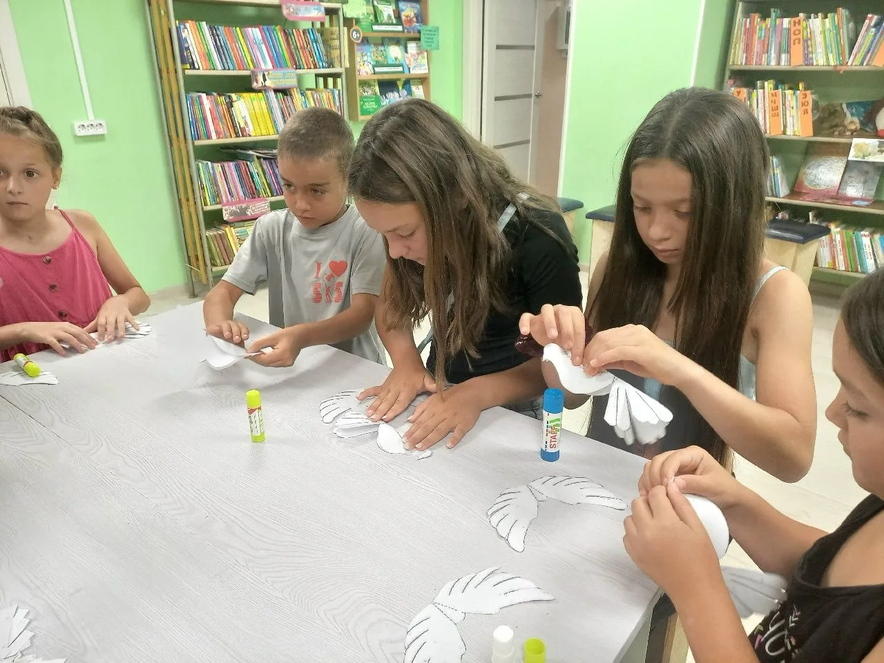 🕊️ Информационный час «Мы хотим в мире жить»