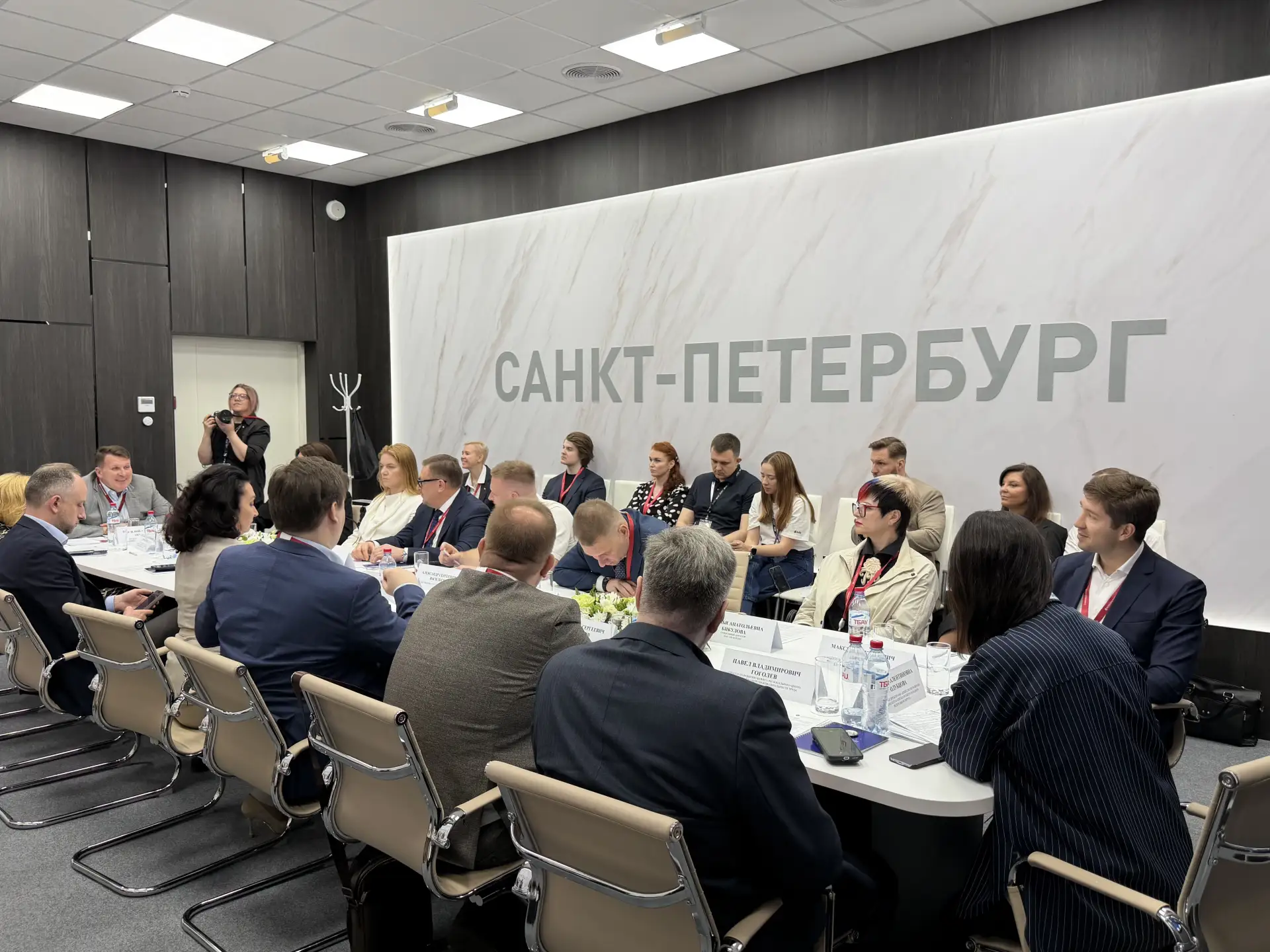 📌 Доцент СПбГУ Максим Викторович Абрамов принял участие в круглом столе «Экономика высоких зарплат,