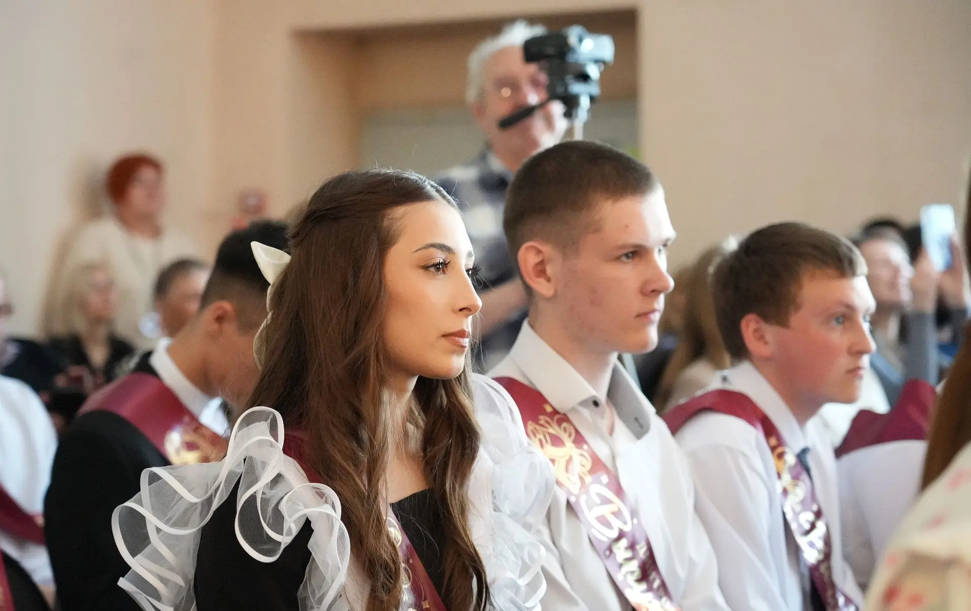 🔔✨Последний звонок – 2026 ⁣ Праздничные линейки, букеты цветов, нарядные ленты выпускников и трогате