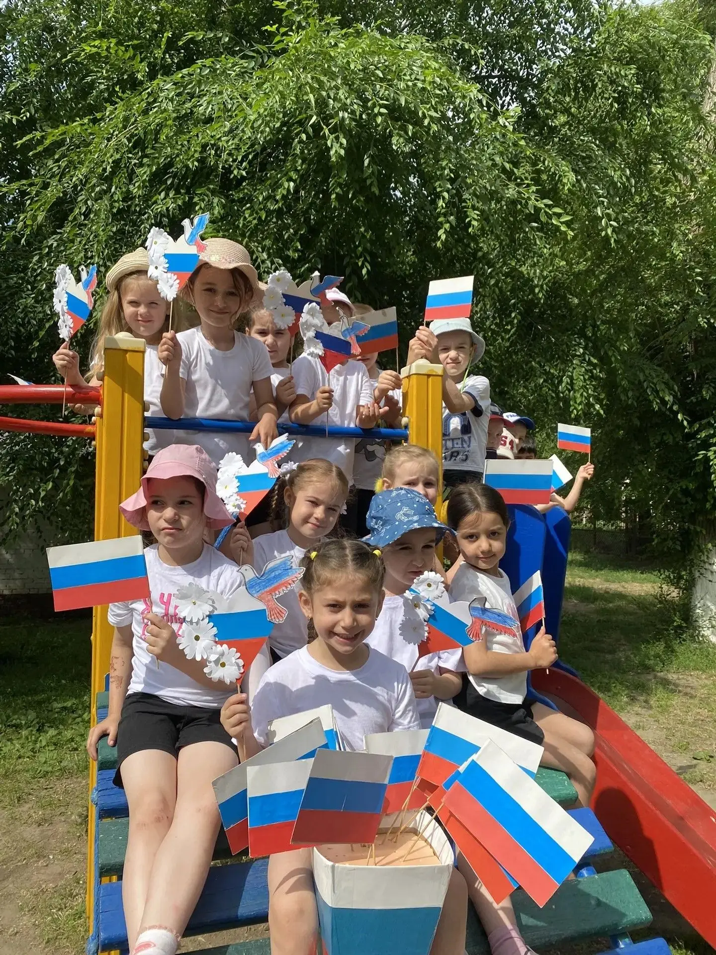 Какой же День России без творчества? В старшей группе кипела работа! Педагог Агасян Р.С. организовал