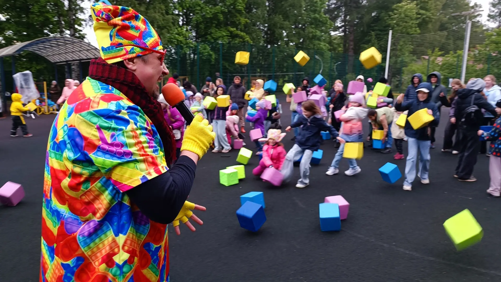 🎭К Дню защиты детей на улице Английской маленьких зрителей ждала встреча с любимыми му...