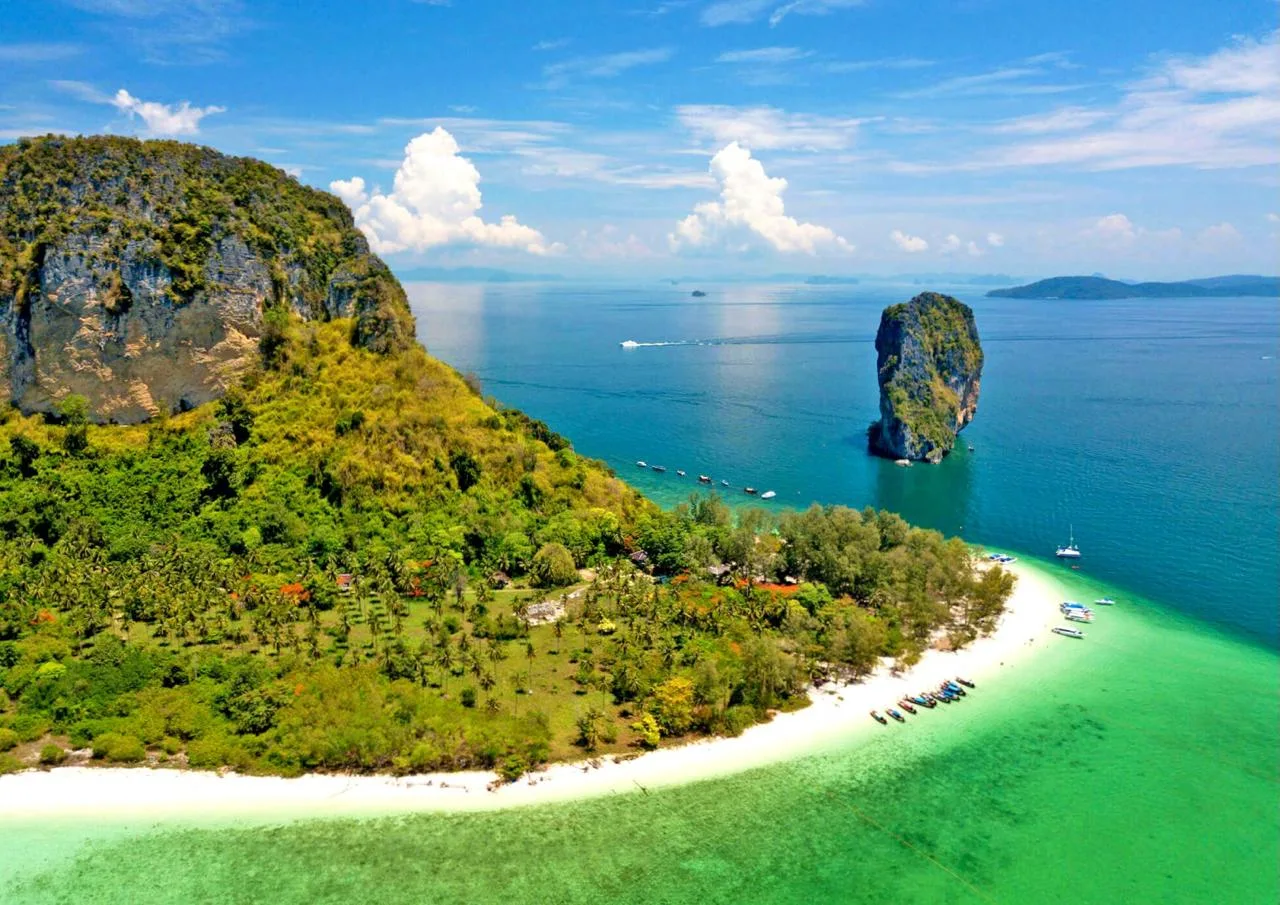 Остров Пода, Таиланд 🇹🇭  🔹 Пода - необитаемый остров в тайской провинции Краби, в 8 километрах от пл