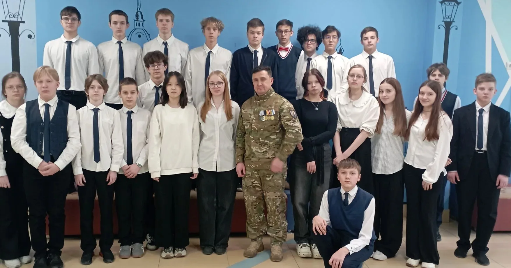 🇷🇺 Урок Мужества от настоящего героя!  В рамках Единого дня профилактики в гостях у учащихся 10в и 8