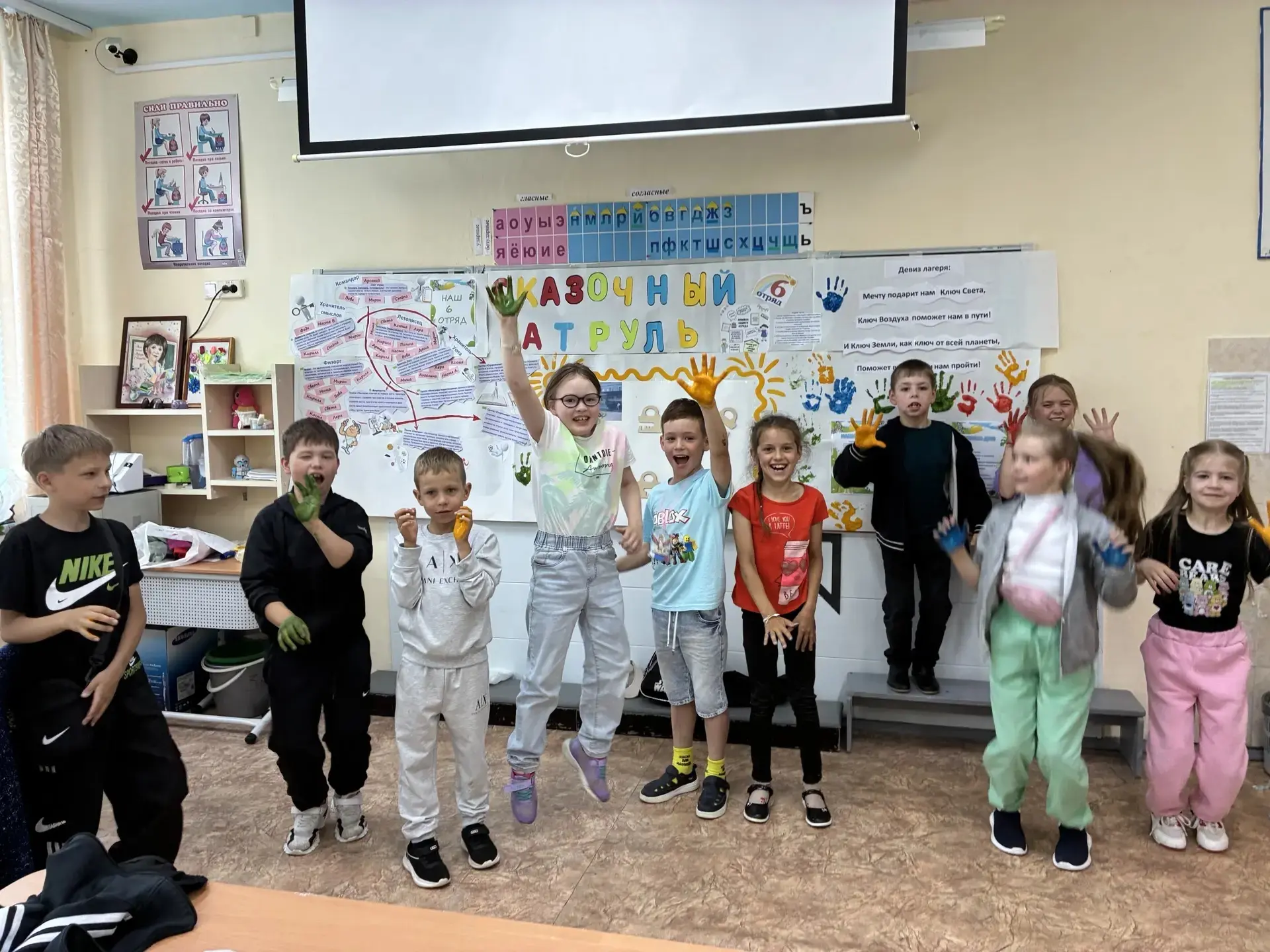 У наших отважных ребят из лагеря есть своя важная миссия — разколдовать великую Книгу Добра 📖✨. 
Дл