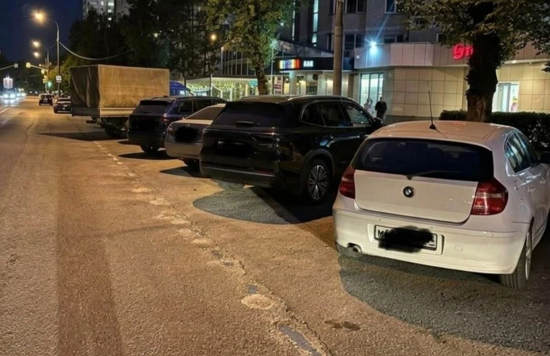 😁 На улице Юности убрали разметку платной парковки