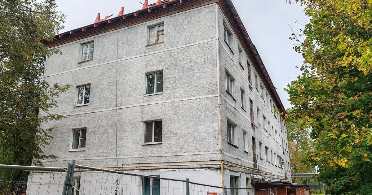 В Молодежном ремонтируют последнюю аварийную шиферную крышу 🏠