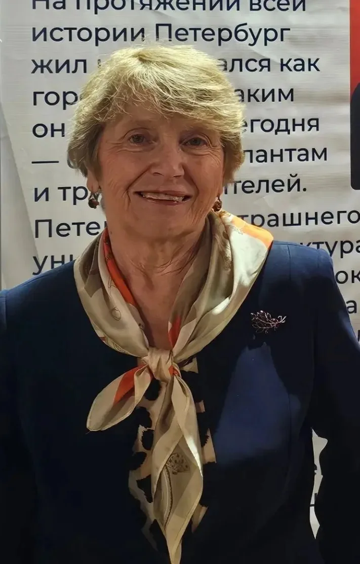 Сегодня спешим поздравить с днем рождения учителя английского языка, Комиссарову Елену Александровну