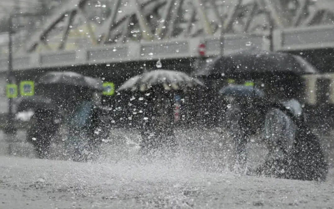 Гроза, град, сильные дожди и ветер с порывами до 15 метров в секунду ожидаются в Москве в ближайшие 