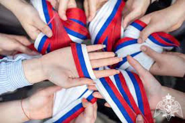 Акция  «Российский триколор»  стала доброй традицией в честь главного государственного праздника. Он