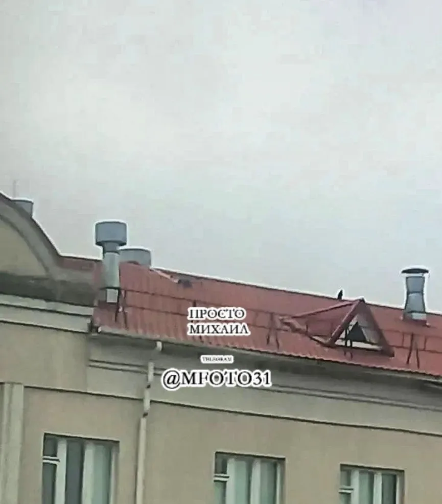 На крыше школы в Шебекинском округе уже несколько дней лежит дрон.