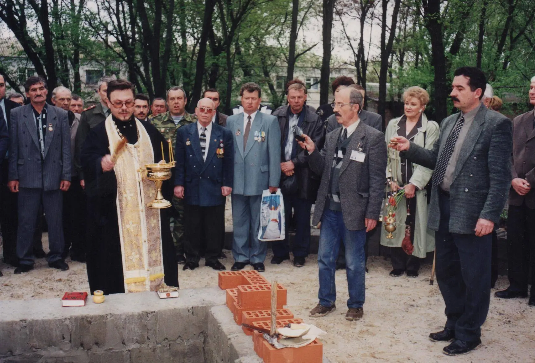 члены общественных организаций, вдовы и жители района.
В летописи современной России появилась строк