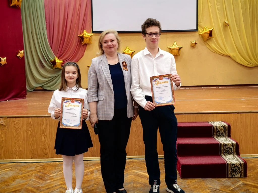 📌Новая учебная неделя в МАОУ СОШ №10 стартовала!  🏫По доброй традиции понедельник в нашей школе нача