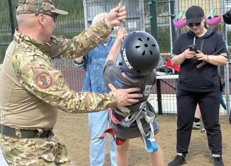 СВО бэтэрээннэрэ оҕолорго бырааһынньык тэрийдилэр

Мииринэй оройуонугар анал байыаннай дьайыы кыттыы