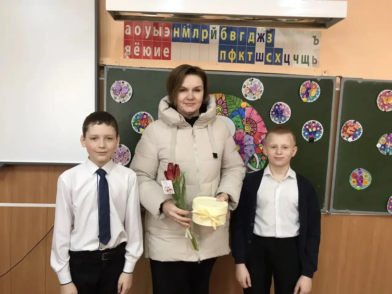 Сердца юных – для мам и жен героев! ❤️  В преддверии Международного женского дня ученики нашей школы