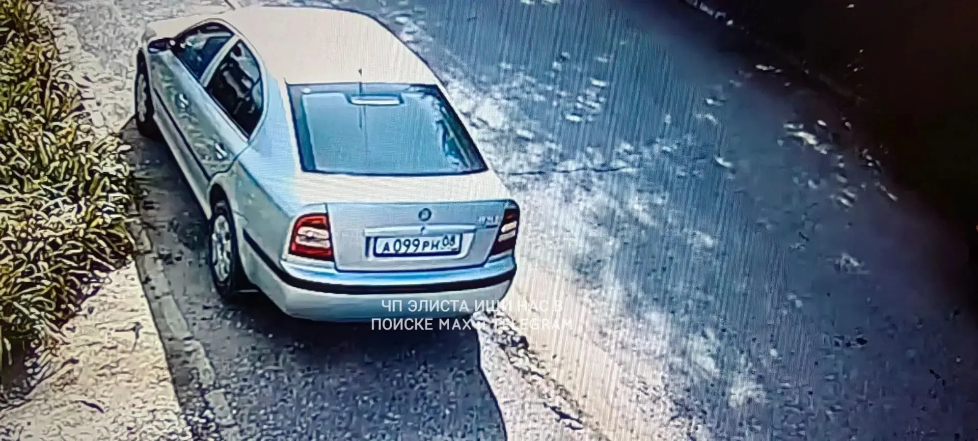 В Элисте на улице Лесной водитель припарковал автомобиль прямо на тротуаре, полностью п...