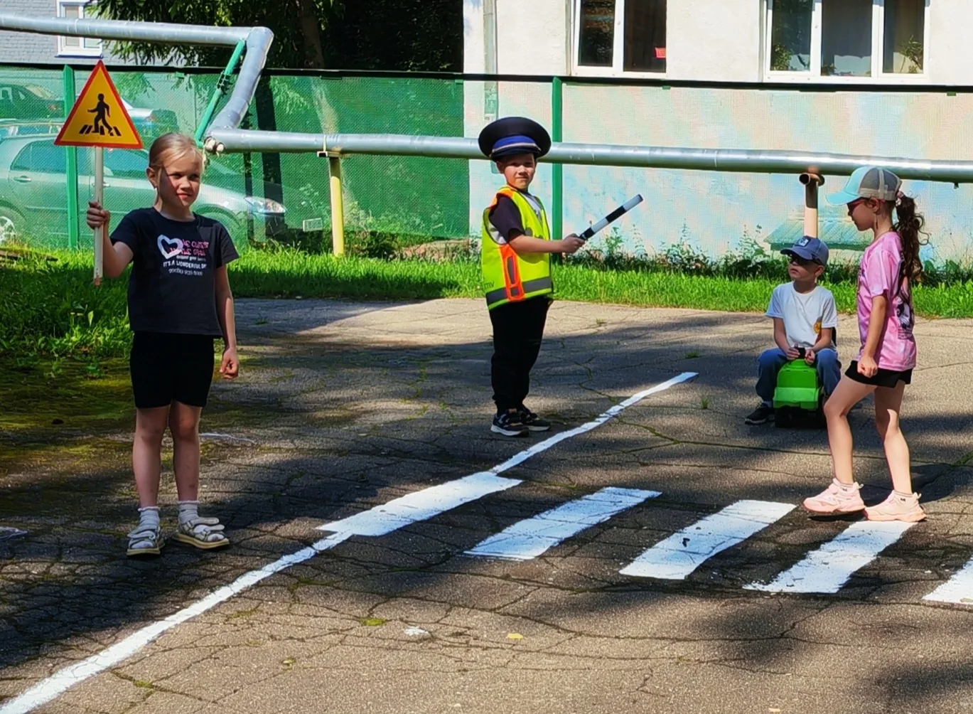 Прогулка с пользой: учимся правилам дорожного движения! 🎉

Сегодня на прогулке ребята из подготовит