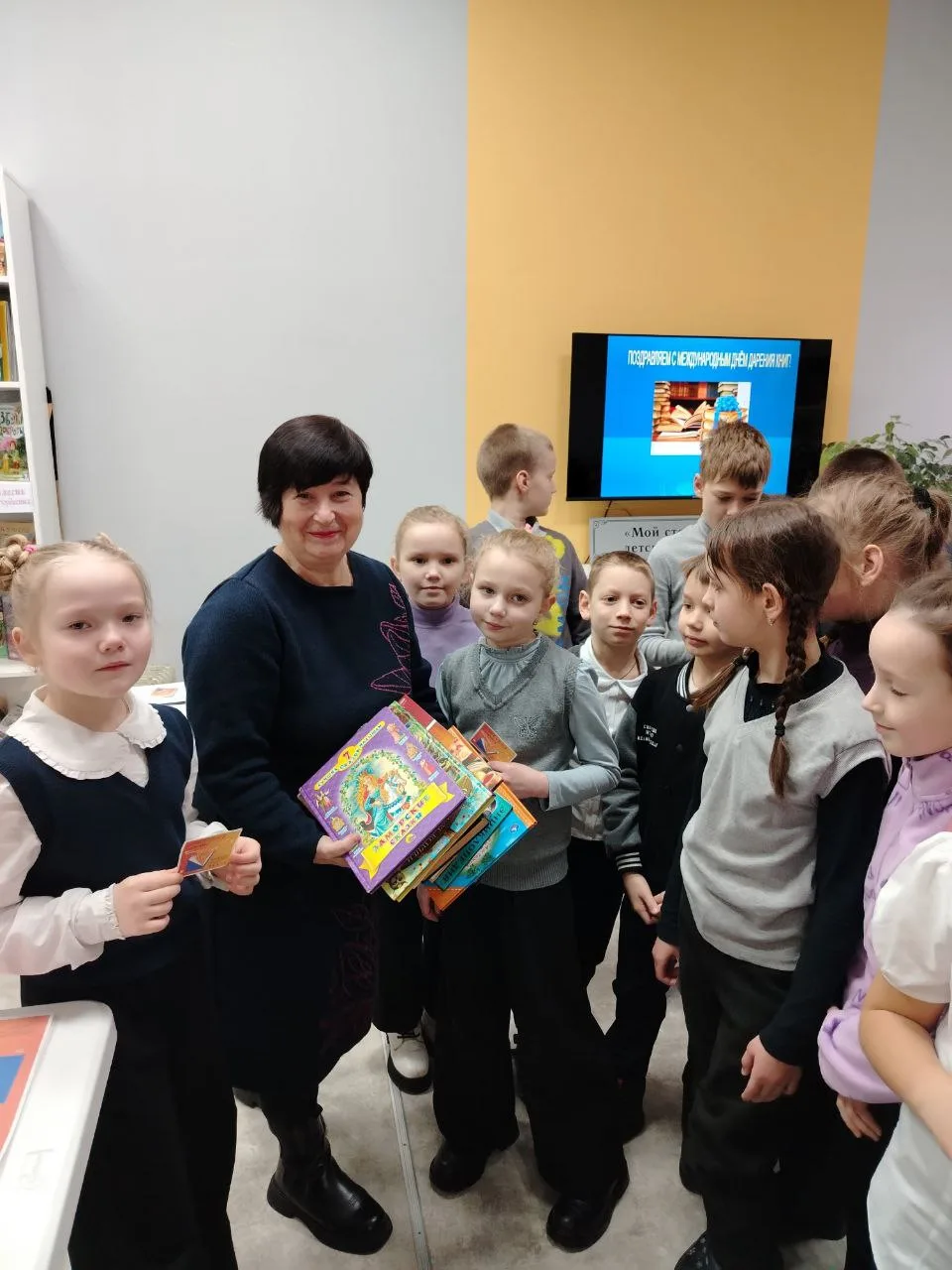14 февраля - Международный день книгодарения. Накануне учащиеся 2 "Д" класса с классным руководителе