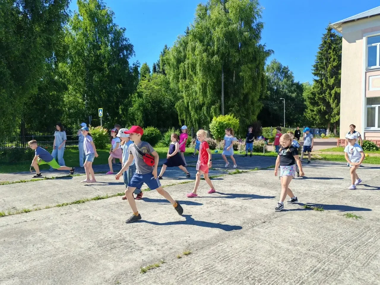 В последний день смены в летнем лагере «Росток» проходила пижамная вечеринка. Ребята с удовольствием