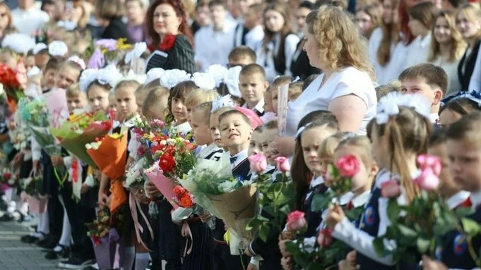 1 сентября хотят сделать выходным для родителей первоклассников. Депутаты считают, что это поможет п