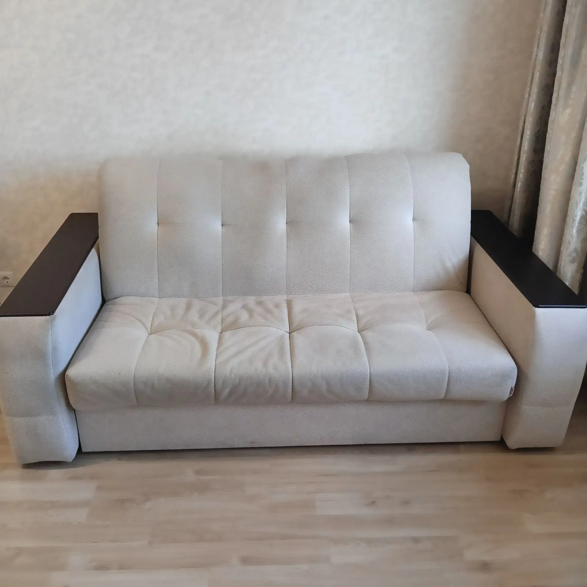 Отдам даром диван аккордеон ширина 205см. Спальное место 160х200.