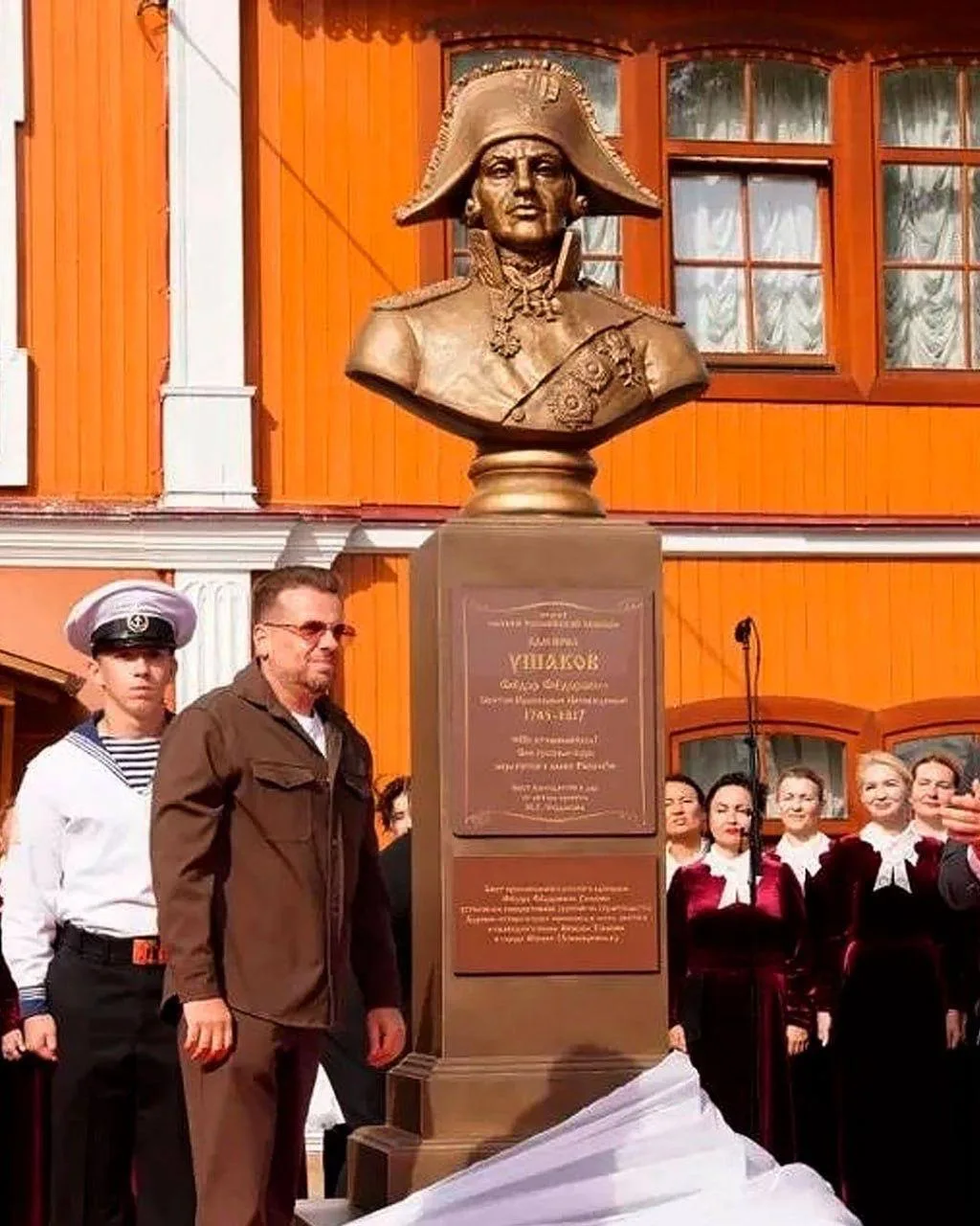 У музея полярников в Уфе торжественно открыли бюст легендарному адмиралу Фёдору Ушакову.