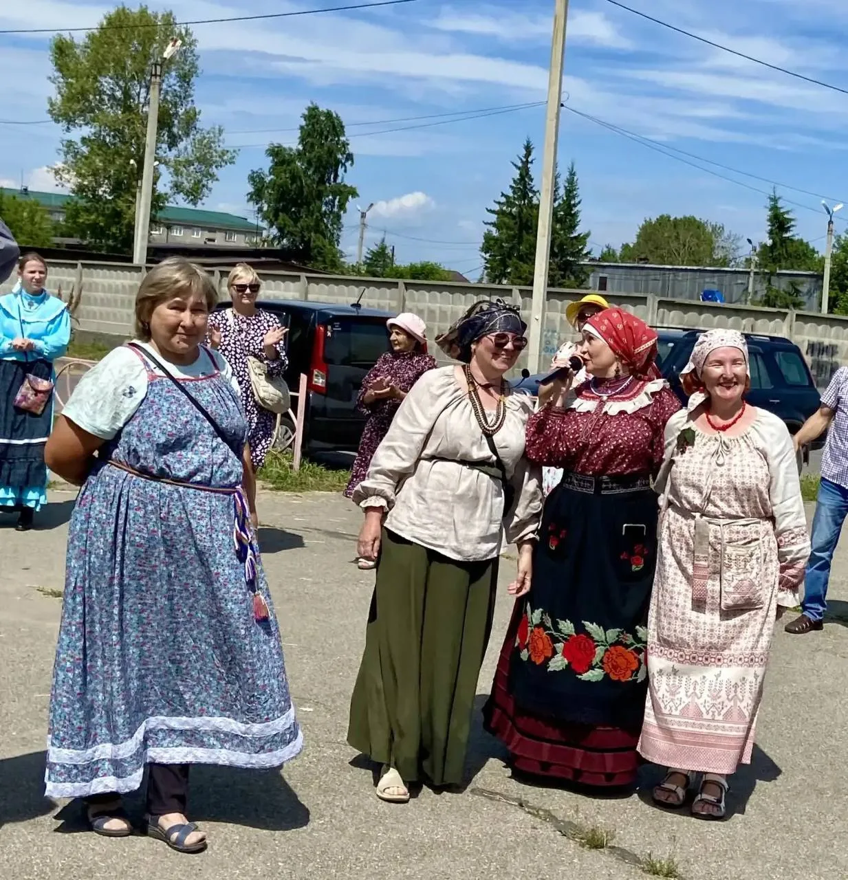 37 человек вчера в Усолье валяли валенки. И только двое из них знали, как это делать

Пару веков наз