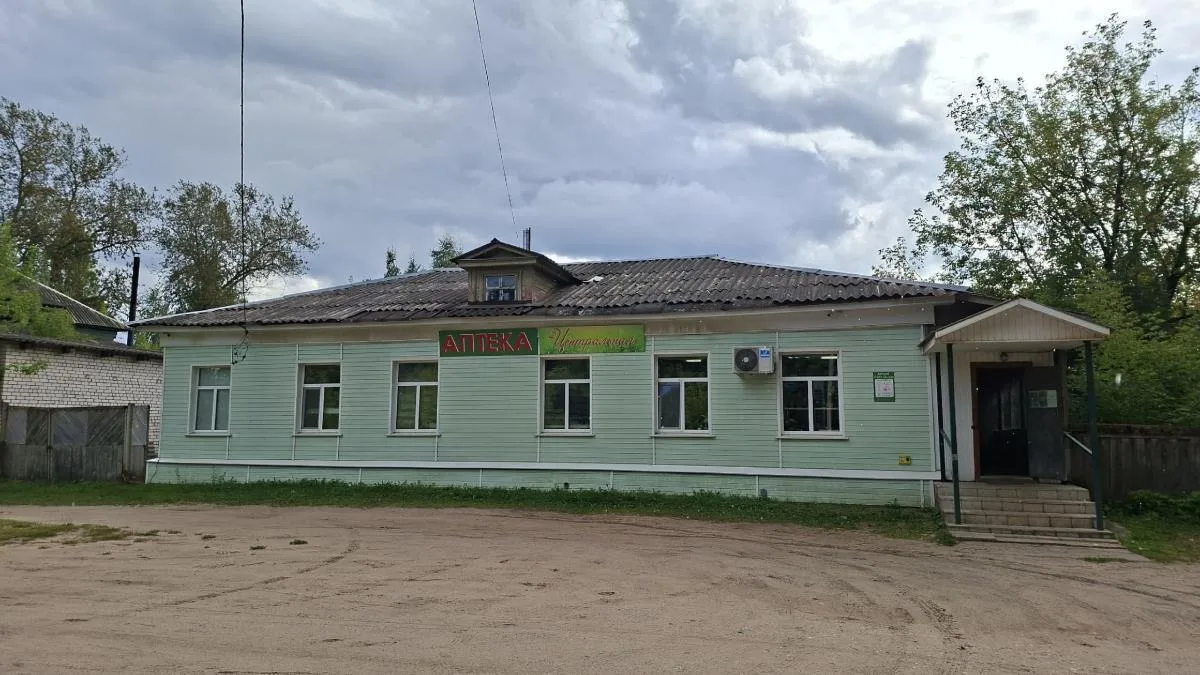 "На Центральной площади Весьегонска стоит здание аптеки, где очень доброжелательные про...