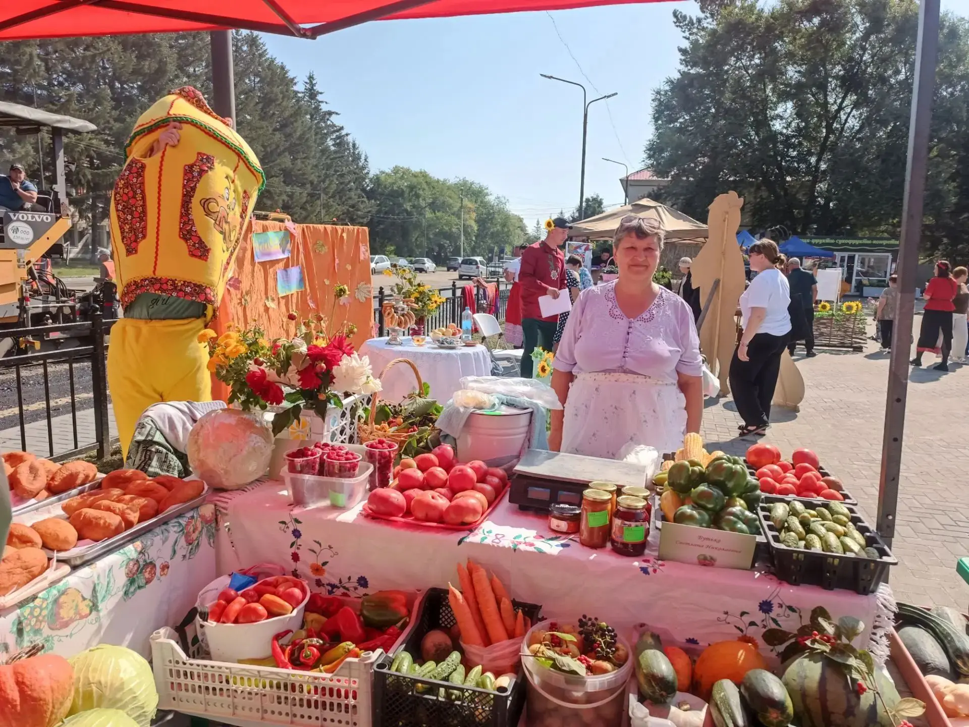 Овощи, ягоды, фрукты, цветочную продукцию представили Бутько С. В., Гижевская О. Г., Ир...