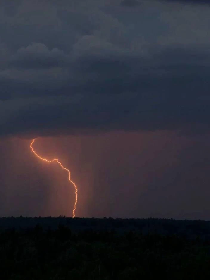🌦 АТМОСФЕРА: до 09:00 23 мая в столице местами ливни, гроза и град с усилением ветра с порывами до 1