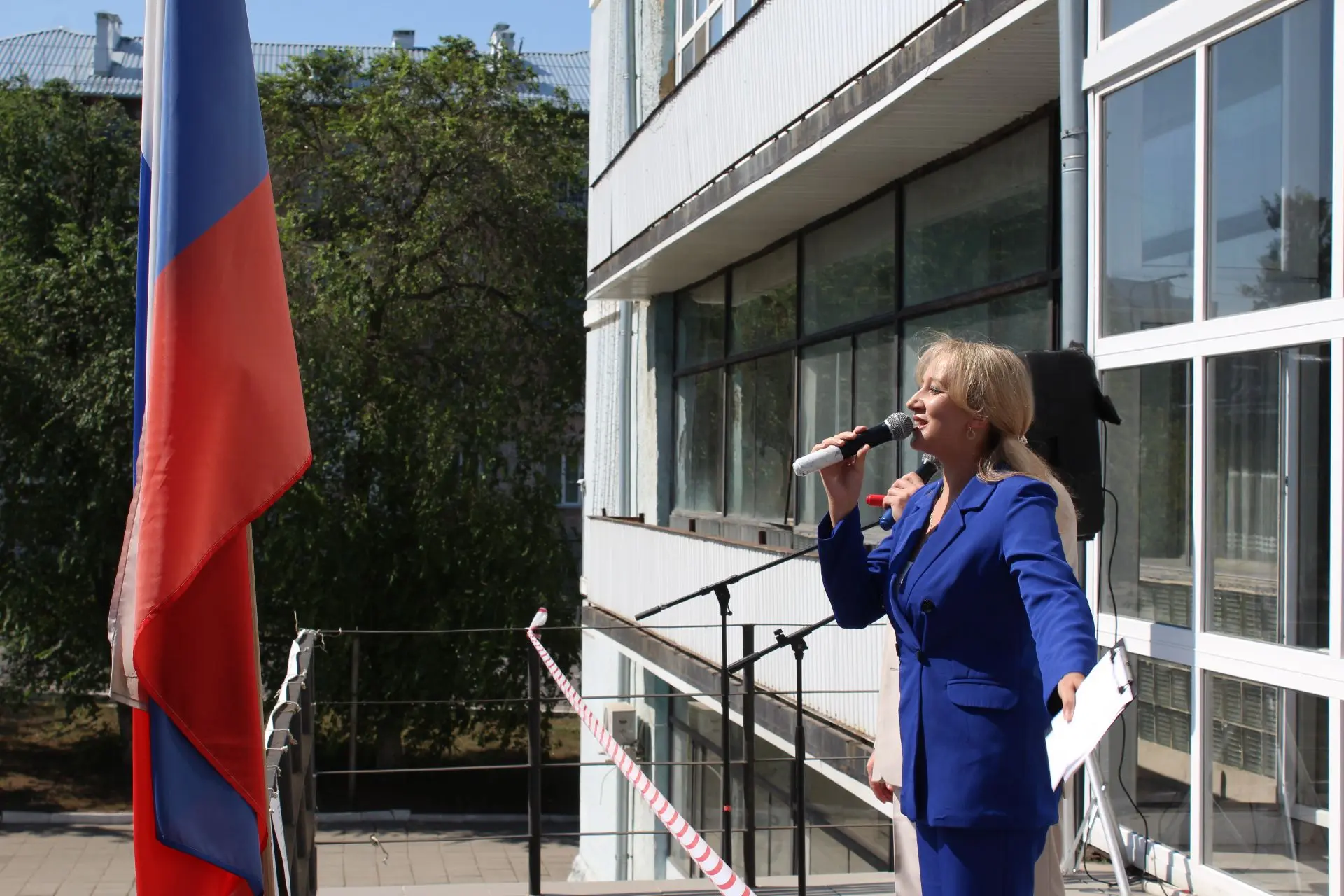 🇷🇺В Доме культуры химиков состоялась литературно-музыкальная гостиная «Гордо реет фла...