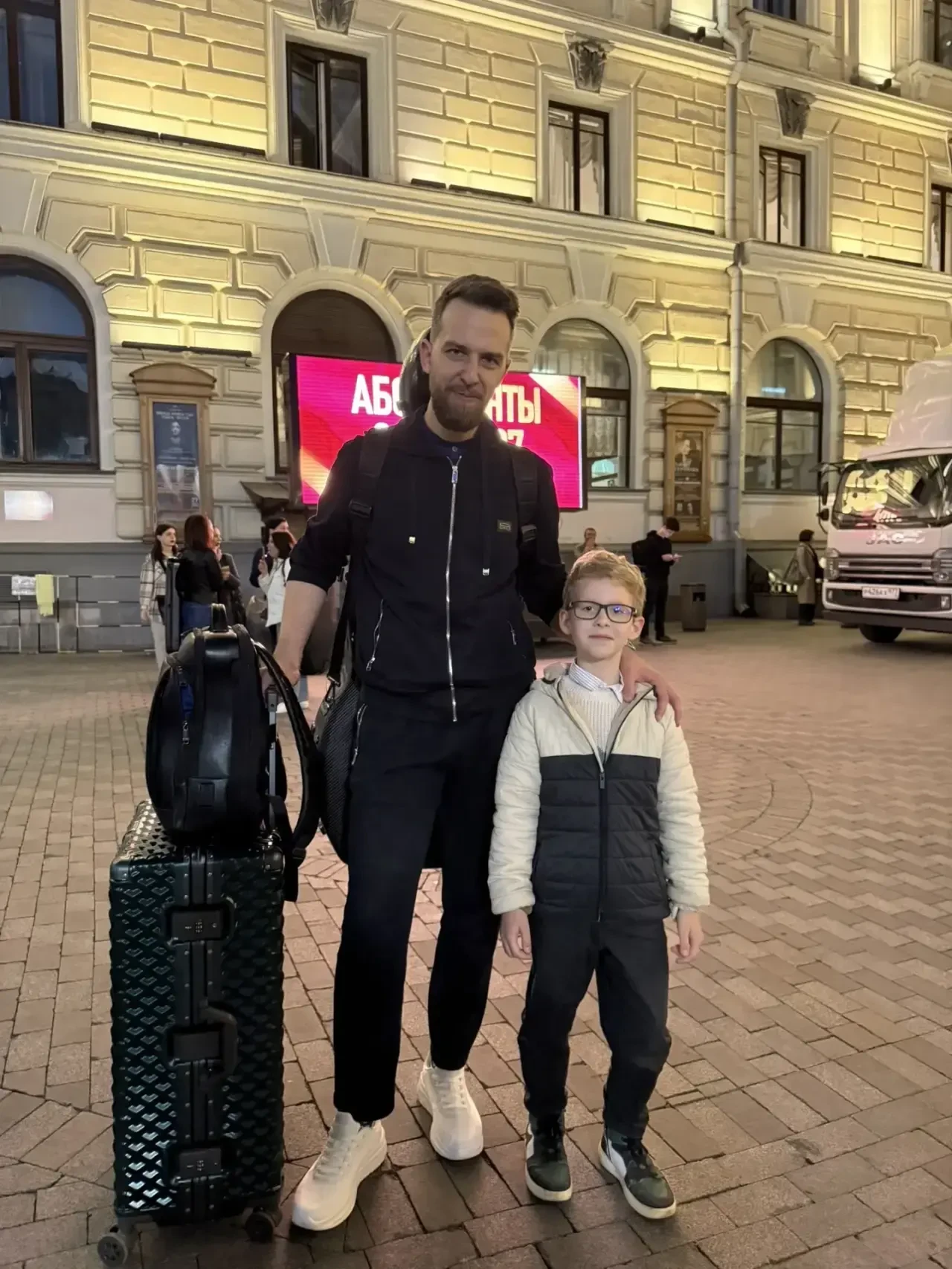 🎻🎶 КАНИКУЛЫ С ВИОЛОНЧЕЛЬЮ

Наш первоклассник Мирон Харсеев даже в выходные и на каникулах не расст