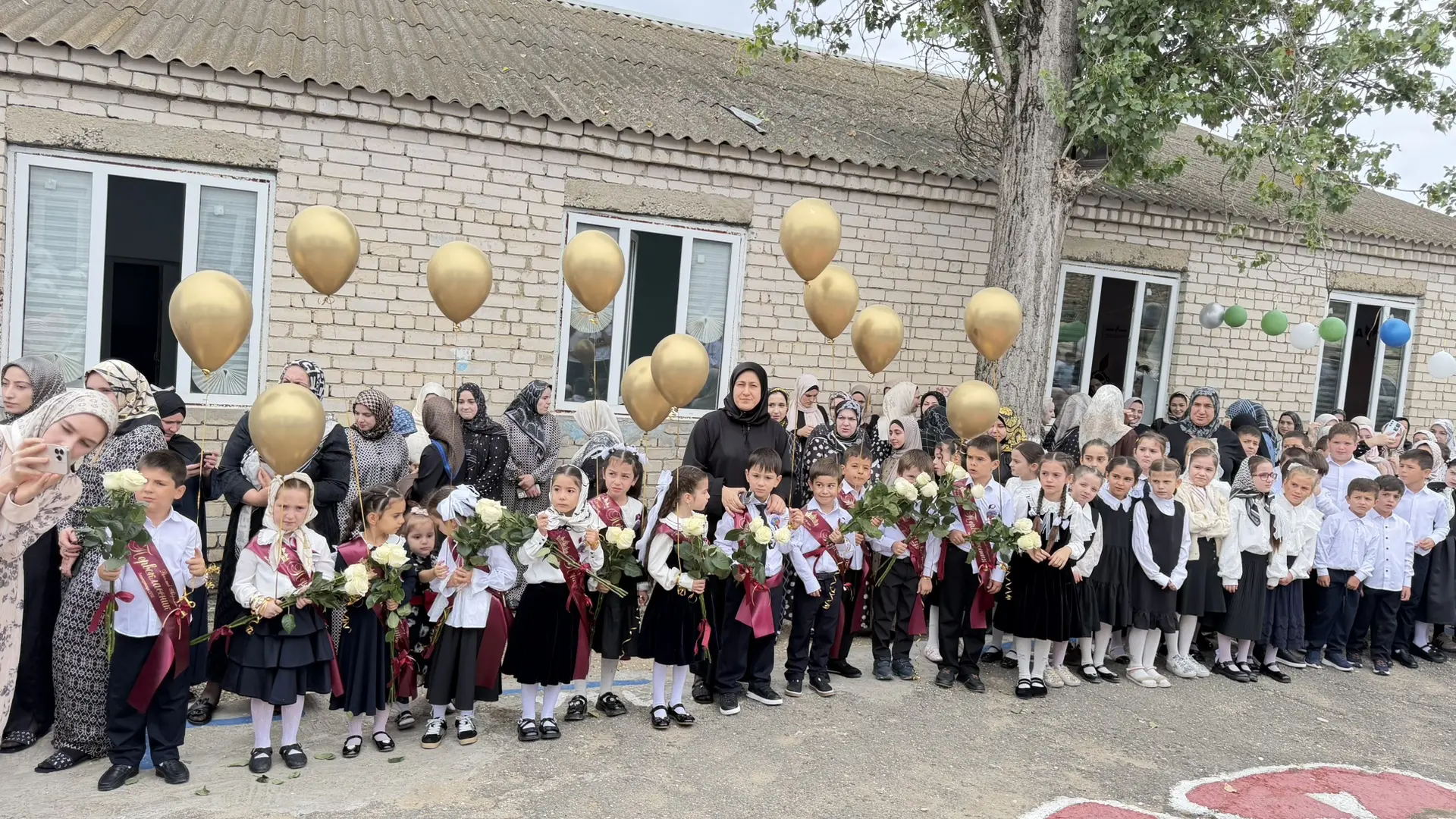 Сегодня в нашей школе прошла торжественная линейка, посвященная Дню знаний! 🎉
