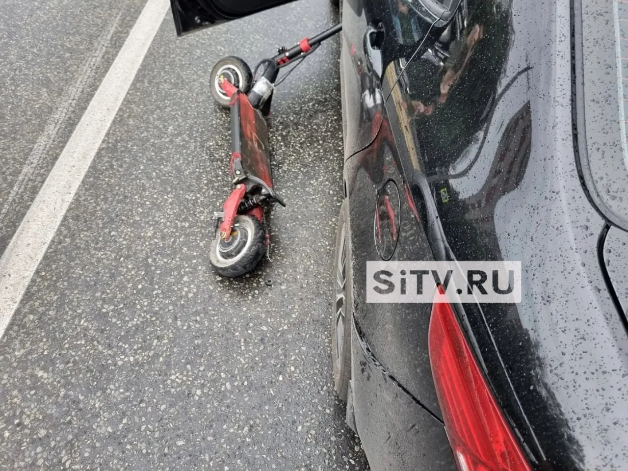 ⚡ Тормоза отказали на мокром асфальте: в Сургуте 14-летний самокатчик врезался в автомо...