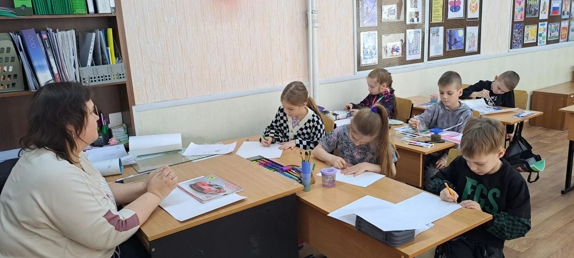 На каникулах первоклассники  посетили  занятия "Увлекательное рисование". Ребята погрузились в атмос