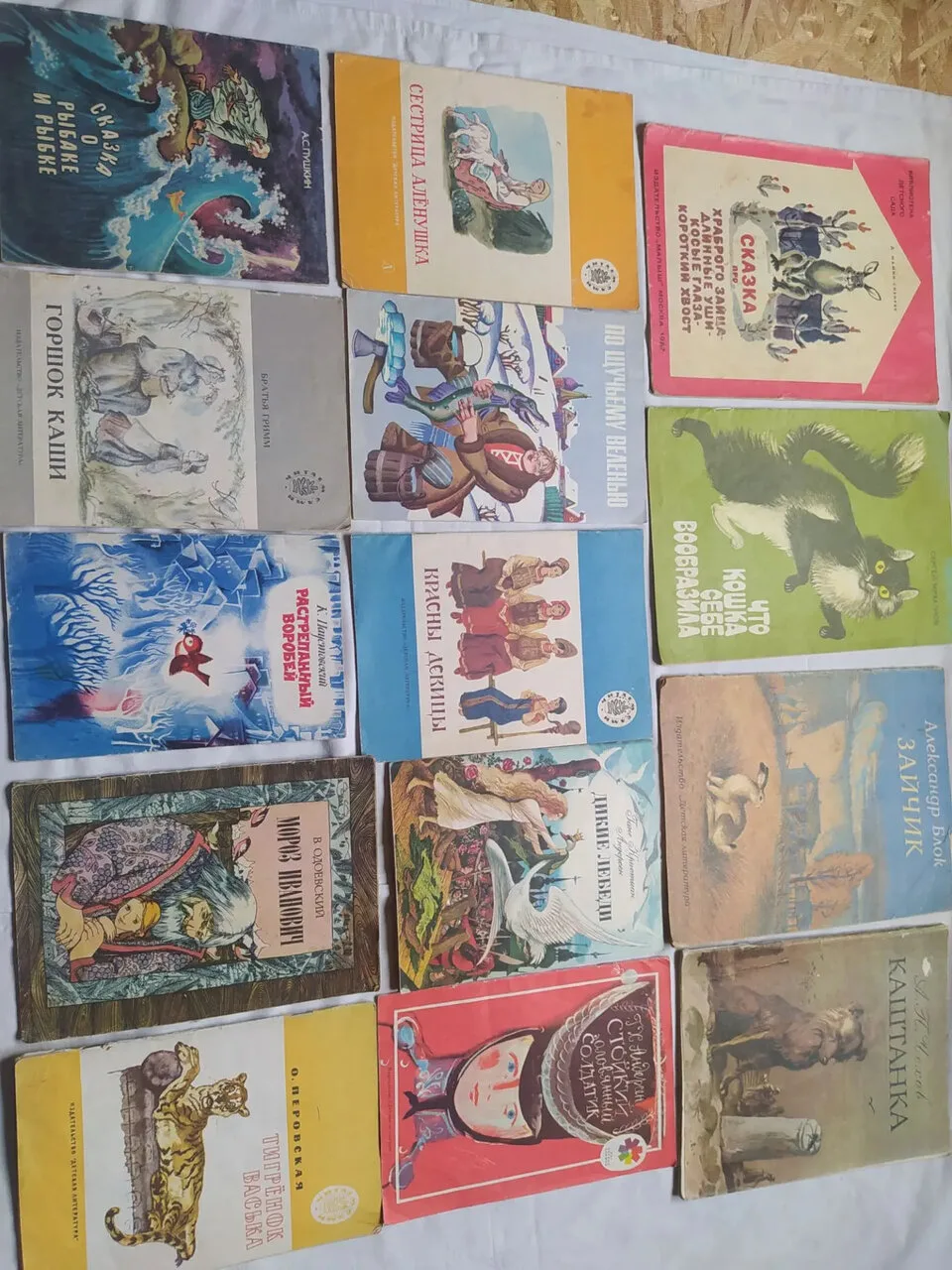 Продам советские книги сказки и рассказы СССР в хорошем состоянии цена 300 руб за штуку...
