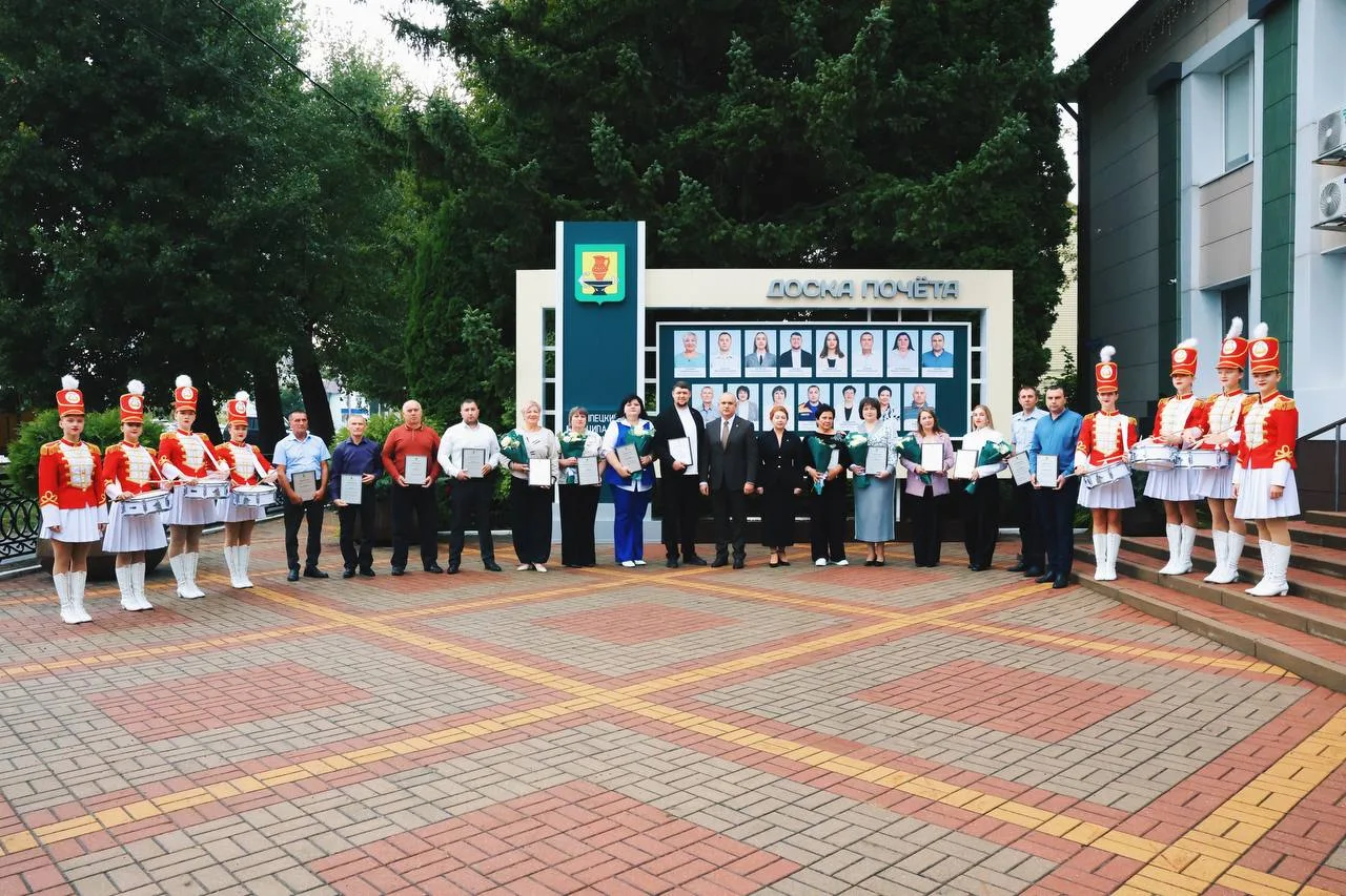 В День Липецкого округа торжественно открыли обновлённую Доску почёта