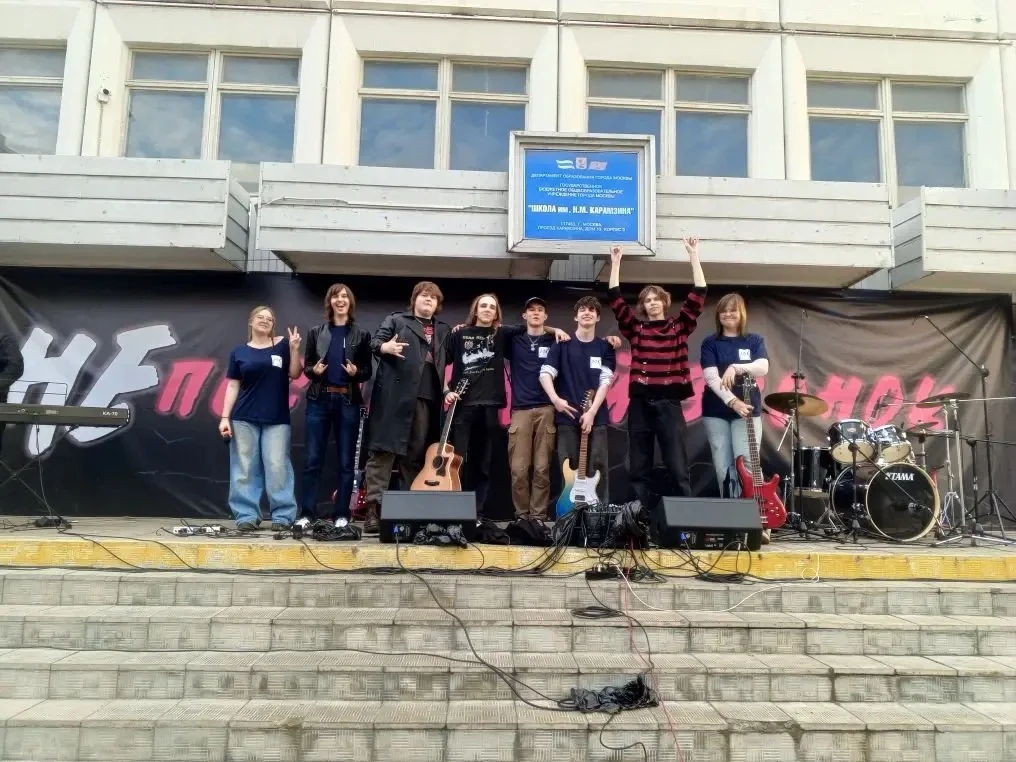 🎸 «Математика» на сцене фестиваля школьного рока

В минувшую субботу группа «Математика» из корпуса